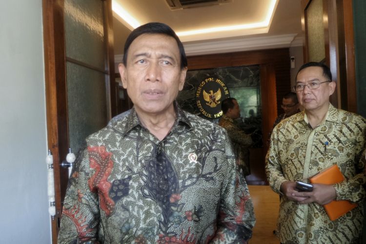 Menteri Koordinator Bidang Politik, Hukum dan Keamanan Wiranto saat memberikan keterangan usai bertemu dengan Wakil Perdana Menteri Singapura Teo Chee Hean di Kemenko Polhukam, Jakarta Pusat, Jumat (11/8/2017).