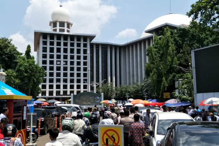 Jemaah umat Islam bersiap-siap melaksanakan sholat Jumat di Masjid Istiqlal, Jakarta Pusat, Jumat (30/3/2018).