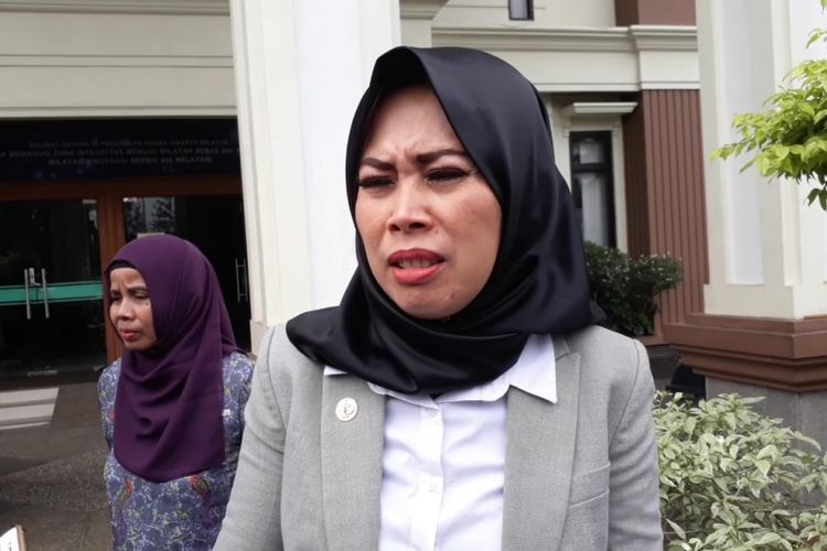 Anita Dewi Farida (istri Abdee Slank) saat diwawancarai di Pengadilan Agama Jakarta Selatan, Senin (21/5/2018). 