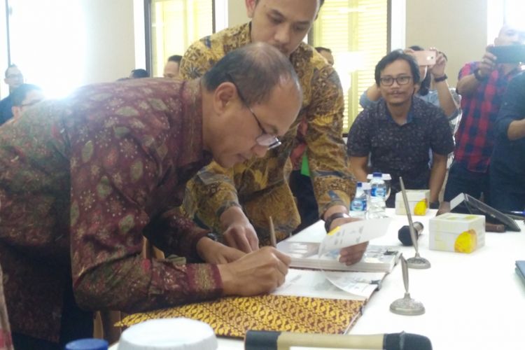 Presiden Direktur Lapindo Brantas Inc (LBI) Faruq Adi Nugroho menandatangani perpanjangan kontrak kerja sama di kantor Kementerian ESDM, Jakarta, Jumat (3/8/2018).