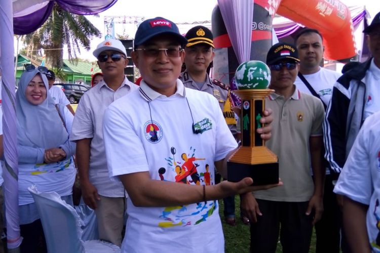Plt Bupati Kabupaten Bengkulu Selatan Gusnan Mulyadi memegang Piala Gala Desa.