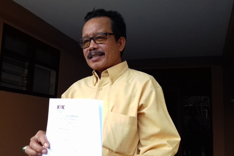 Pemilik CV Sawunggaling Moh Zaini Ilyas usai diperiksa sebagai saksi oleh penyidik KPK di Aula Bhayangkari Polres Malang pada Sabtu (13/10/2018)