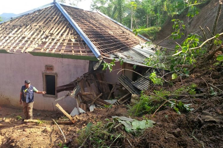 Tim verifikasi mengecek salah satu rumah terdampak di Desa Ciwaringin, Takokak, Jawa Barat, Rabu (4/10/2017). 