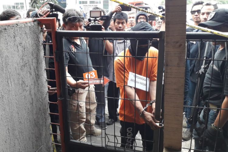 Polisi gelar rekonstruksi pembunuhan mantan kekasih di Jalan Meruya Ilir, Srengseng, Kembangan, Jakarta Barat pada Kamis (19/7/2018).