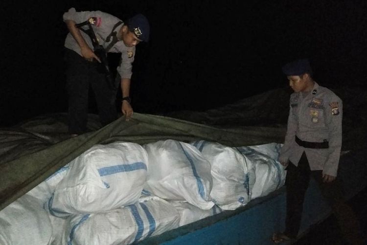 Polairud Polres Nunukan, Kalimantan Utara, mengamankan sebuah perahu milik warga negara Malaysia yang memuat 49 ball pakaian  bekas. Pakaian bekas itu didatangkan pedagang Nunukan dari Tawau Malaysia untuk dijual kembali di Nunukan. 