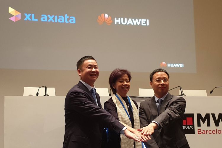 CTO XL Axiata, Yessie Dianty Yosetya (tengah) bersama petinggi Huawei saat acara pengumuman kerja sama di ajang MWC 2019 di Barcelona, Spanyol, Rabu (27/2/2019).