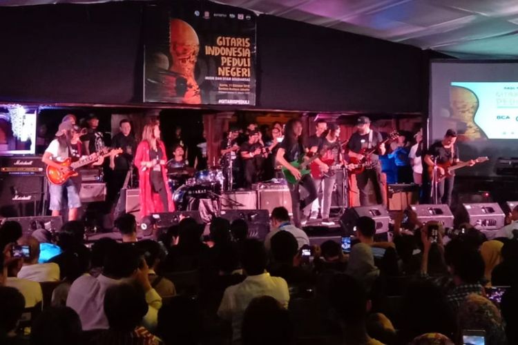 Grup gitar Rock-2 yang terdiri dari Toto Towel, Utox, Irfan Borneo, Pay BIP, Eet Sjahranie, Coki NTRL, dan Oppie Andaresta tampil di konser Gitaris Indonesia Peduli Negeri: Musik dan Syair Solidaritas di Bentara Budaya Jakarta, Palmerah Selatan, Jakarta Pusat, Kamis (11/10/2018).
