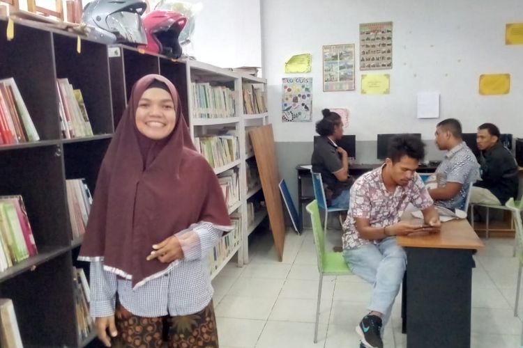 Arita Muhlisa, pengelola Perpustakaan Hatukau, Negeri (Desa) Batu Merah, Kecamatan Sirimau Ambon saat berbincang dengann Kompas.com, Selasa (19/3/2019) 