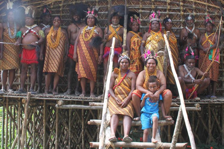 Suku Arfak berada di rumah tradisional, Rumah Kaki Seribu di Distrik Menyambouw, Kabupaten Pegunungan Arfak, Papua Barat, Kamis (16/8). Sebelumnya, Suku Arfak melakukan Tarian Tumbuk Tanah menyambut kedatangan tim Ekspedisi Bumi Cenderawasih Mapala UI. 