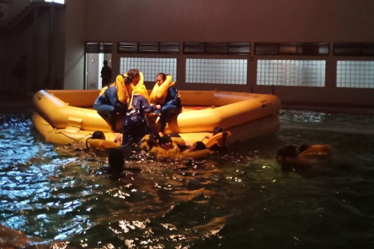 Calon kabin kru dan pilot dilatih teknik pelayanan, penampilan, komunikasi, keamanan, dan pengamanan di Garuda Indonesia Training Centre, Duri, Jakarta Barat, Senin (10/9/2018).