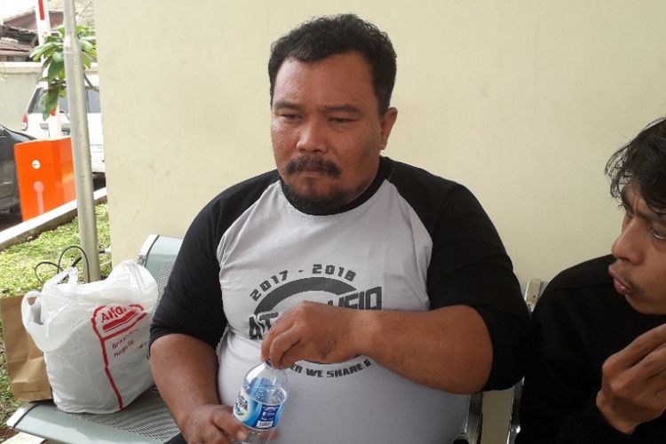 Guru olahraga SMP At-Taufiq Cheffie Supriyadi saat ditemui di RSUD Cilincing, Selasa (5/3/2019).