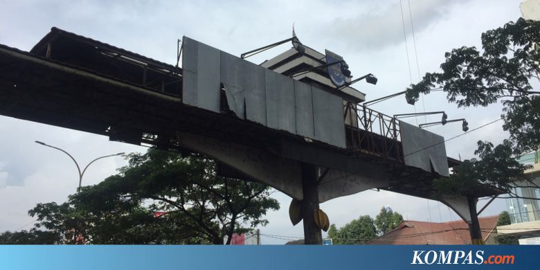 Warga Keluhkan Seng Reklame di Gapura Depok yang Hampir Jatuh