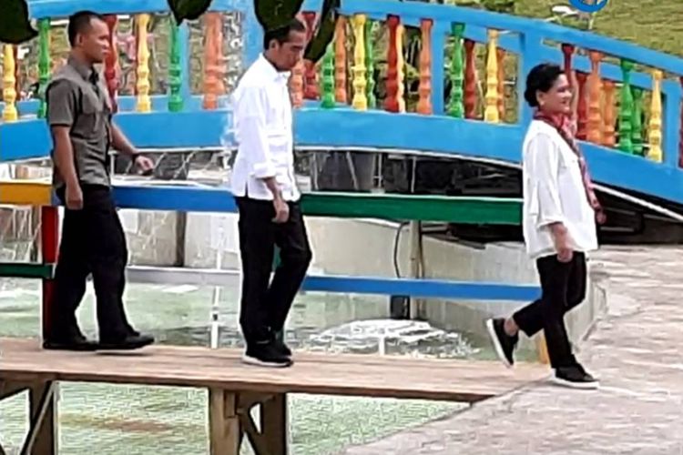 Saat berkunjung ke Manado, Sulawesi Utara, Presiden RI Joko Widodo mencicipi masakan khas Manado di Rumah Makan Pondok Bambu, Griya Paniki Indah, Paniki Bawah, Mapanget, Manado, Kamis (4/7/2019).