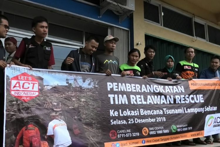 11 relawan dari Aksi Cepat Tanggap (ACT) Sumatera Selatan yang akan diberangkatkan ke Lampung Selatan lokasi tsunami Selat Sunda, Selasa (25/12/2018).