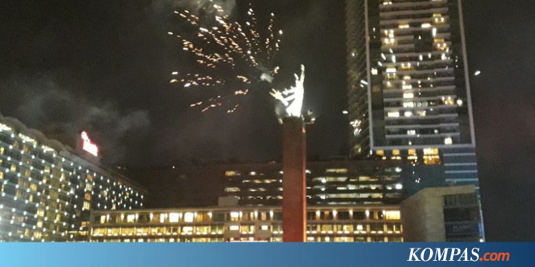 Kembang Api Meriahkan Penantian Tahun Baru di Bundaran HI