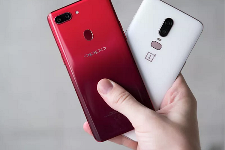 Tampak belakang Oppo R15 (kiri) dan OnePlus 6 (kanan), menampilkan susunan kamera ganda yang berbeda.