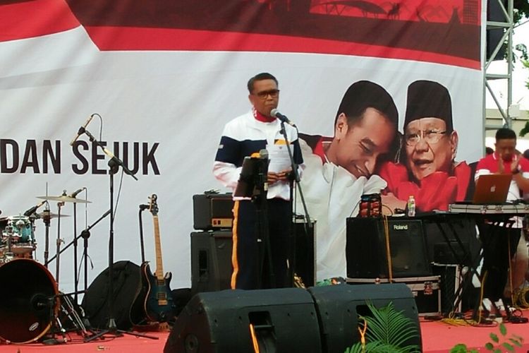 Gubernur Sulsel, Nurdin Abdullah membawakan sambutannya dalam acara Deklarasi Pemilu 2019 damai di car free day Anjungan Pantai Losari,  Makassar, Minggu (16/9/2018) pagi. 
