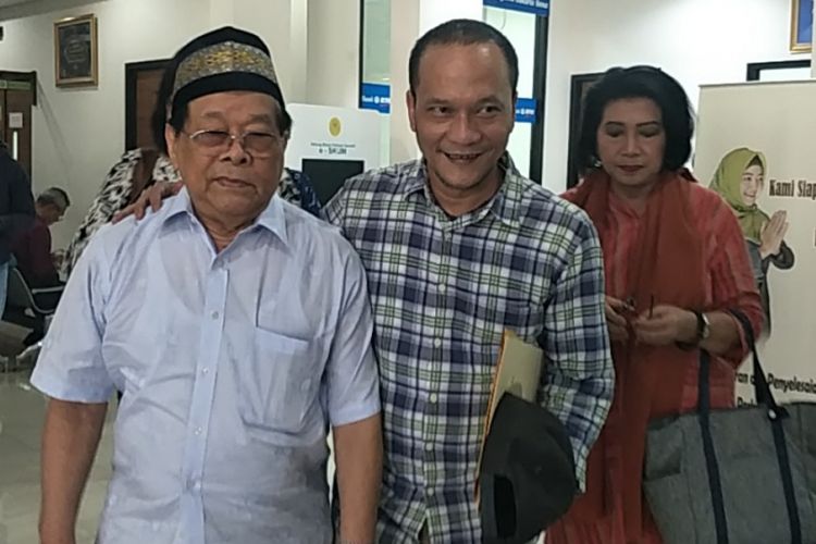 Iwa K (tengah) bersama ayahnya, HA Harun Saroshi (kiri), dan tim kuasa hukum Iwa dijumpai setelah menjalani sidang gugatan harta gana gini yang diajukan oleh mantan istri Iwa, Selfi Nafilah, di Pengadilan Agama Jakarta Timur, Selasa (3/7/2018).