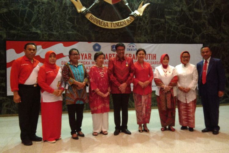 Gubernur DKI Jakarta Djarot Saiful Hidayat, saat menerima penghargaan Manggala Karya Kencana dari Badan Kependudukan dan Keluarga Berencana Nasional (BKKBN), di Balaikota DKI Jakarta, Sabtu (19/8/2017).
