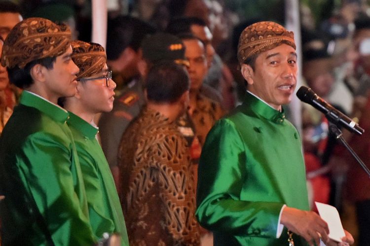 Presiden Joko Widodo memberikan sambutan pada prosesi seserahan pernikahan putrinya Kahiyang Ayu dengan Bobby Nasution, di Solo, Jawa Tengah, Selasa (7/11/2017).
