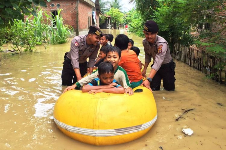 Polisi mengevakuasi korban banjir di Desa Tanjong Mesjid, Kecamatan Samudera, Aceh Utara, Minggu (3/12/2017)