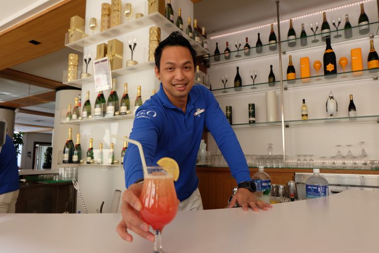 Adi Purnama, Bar Manager di Club Med Sahoro. 