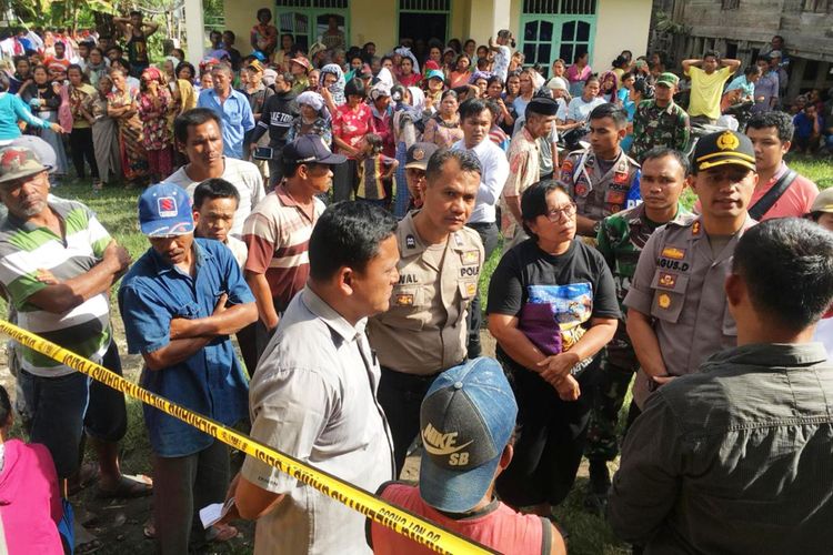 Satu keluarga ditemukan tak bernyawa di Janji Mauli Desa Tambun Sungkean, Kecamatan Onanrunggu, Kabupten Samosir, Sumatera Utara, Kamis (25/10/2018)