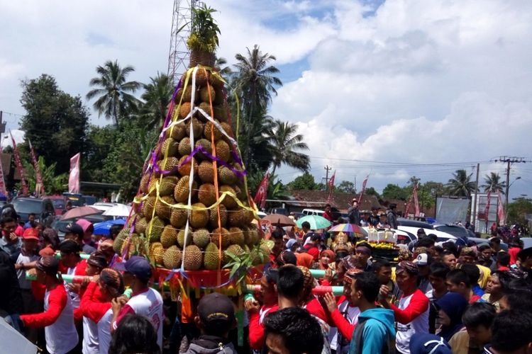 Salah gunungan berisi buah durian dikirab pada puncak Festival Durian Candimulyo di Kabupaten Magelang, Jawa Tengah, Sabtu (17/3/2018).