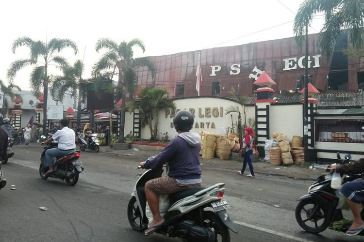 Warga melintas di sekitar Pasar Legi Jalan Letjen S Parman Solo, Jawa Tengah pascaterbakar, Selasa (30/10/2018).