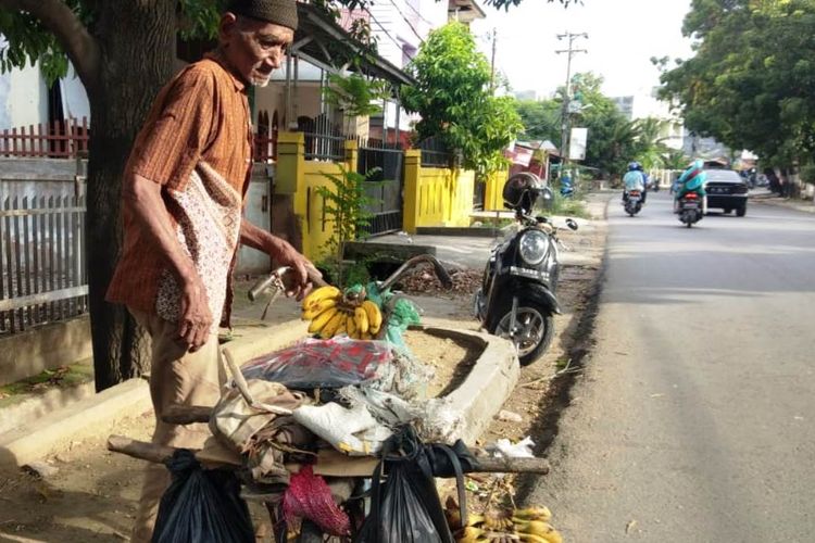 Kek Derih (80) berjualan di Jalan Merdeka Utama, Kota Lhokseumawe, Provinsi Aceh, Sabtu (1/6/2019)