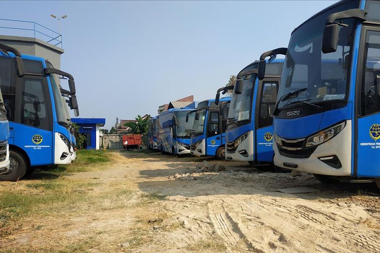 Bus-bus yang akan dioperasikan sebagai bus Transpatriot Bekasi mangkrak setelah dihibahkan Kementerian Perhubungan RI Desember 2018 lalu.