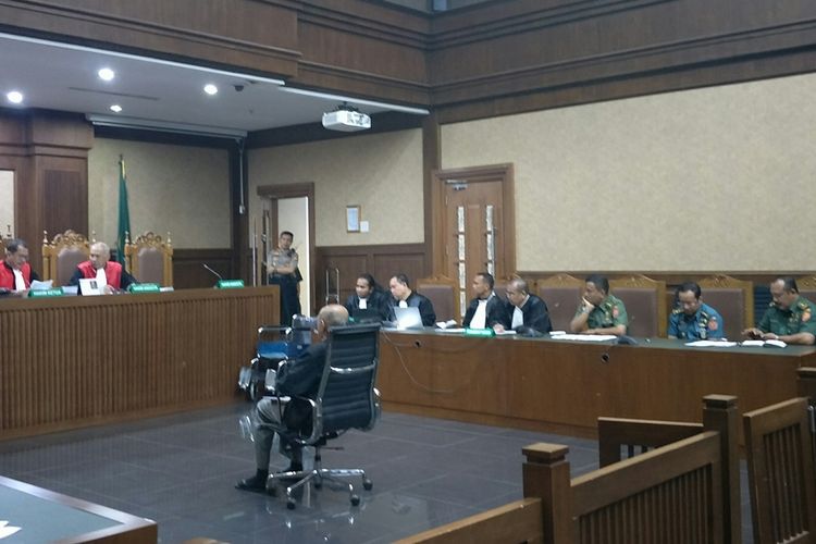 Terdakwa Kivlan Zen didampingi oleh penasihat hukum dari TNI dalam sidang perdana kasus kepemilikan senjata api ilegal dengan agenda pembacaan dakwaan di Pengadilan Negeri Jakarta Pusat, Selasa (10/9/2019).
