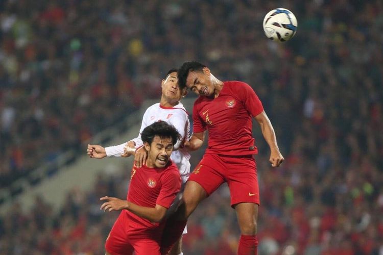 Duel udara dua pemain timnas u-23 Indonesia (merah) dengan pemain Vietnam pada laga kedua Grup K Kualifikasi Piala Asia U-23 di Stadion My Dinh, Hanoi, Sabtu (24/03/2019).