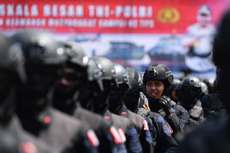 Anggota Brimob POLRI mengikuti Apel Patroli Skala Besar TNI-Polri di JIExpo, Kemayoran, Jakarta Pusat, Minggu (14/4/2019). TNI dan POLRI siap mengamankan pelaksanaan Pemilu serentak pada hari Rabu 17 April 2019 mendatang dengan menjamin keamanan masyarakat sampai ke TPS.