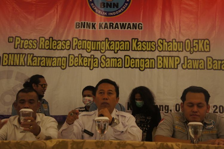 Kepala BNNK Karawang AKBP Julian (tengah) saat ekspose kasus narkoba, Selasa (9/4/2019).