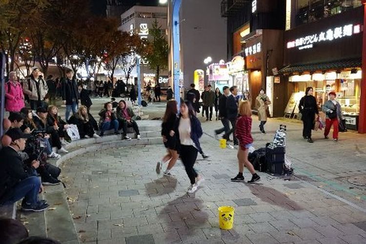 Hongdae merupakan daerah yang terkenal dengan pertunjukan seni tari dan seni musik yang dilakukan di jalanan. 