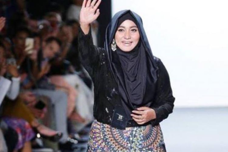 Perancang Mode Anniesa Hasibuan mendapatkan standing ovation lebih dari 1.500 orang tamu dalam New York Fashion Week (NYFW) 
