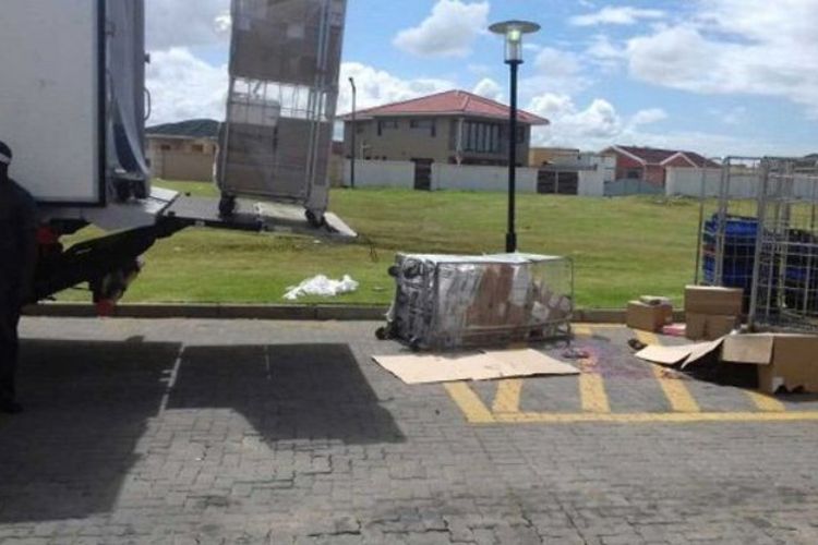 Lokasi kejadian bocah tunawisma yang tewas karena tertimpa keranjang berisi bahan baku restoran cepat saji di Afrika Selatan.