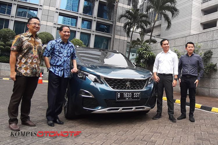Stanley Setia Atmadja bersama jajaran Peugeot Indonesia menjajal 5008 di kawasan SCBD, Jakarta.