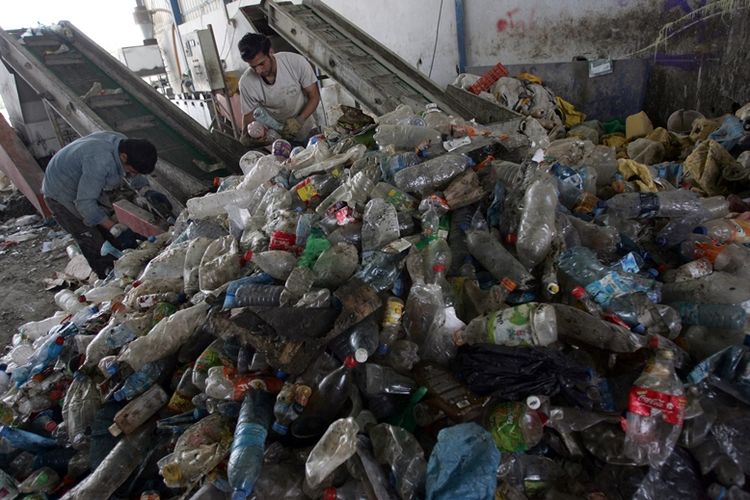 2 orang pria memungut botol plastik di tempat pembuangan limbah Desa Fahmah, Kota Jenin, Tepi Barat, pada Maret 2012