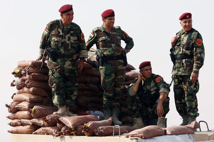 Pasukan Peshmerga bersiaga di Gunung Zardak, 25 kilometer sebelah timur kota Mosul, Irak.