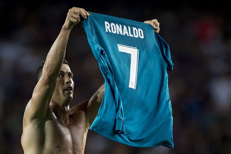 Penyerang Real Madrid asal Portugal, Cristiano Ronaldo, memperlihatkan jerseynya ketika melakukan selebrasi usai mencetak gol ke gawang Barcelona pada leg pertama Piala Super Spanyol di Camp Nou, Minggu (13/8/2017).
