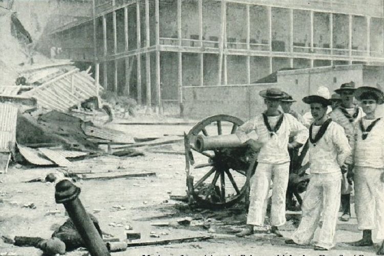 Sejumlah pelaut Inggris berdiri di dekat sebuah meriam milik Kesultana Zanzibar yang mereka rebut usai perang pada 27 Agustus 1896.