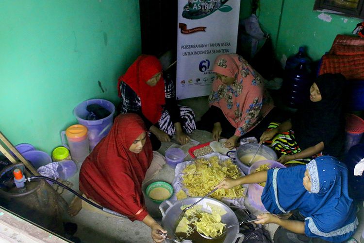 Kelompuk wanita usaha kerupuk tempe di  Desa Alue Naga, salah satu program CSR Astra di Aceh, Minggu (30/12/2018).