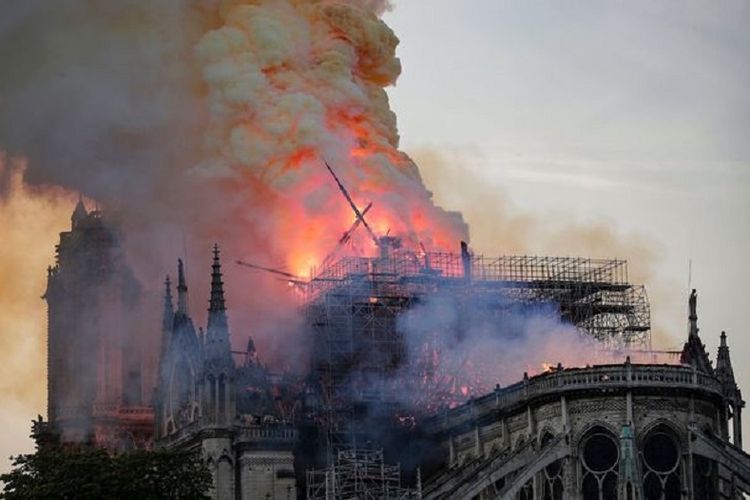 Puncak menara Gereja Notre Dame ketika runtuh akibat kebakaran yang terjadi pada Senin petang (15/4/2019).