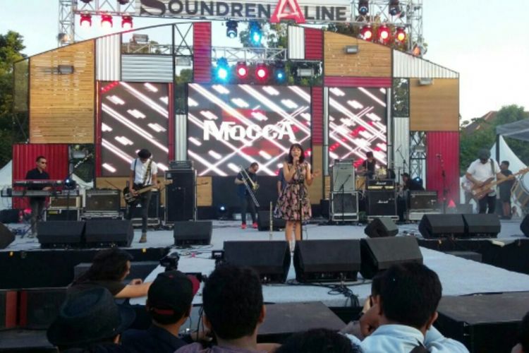 Band Mocca saat tampil di Road to Soundrenaline 2017 Mandala Krida Yogyakarta