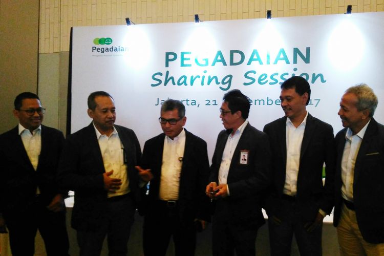 Direktur Utama PT Pegadaian (Persero) Sunarso (ketiga kiri) saat konfrensi pers kinerja PT Pegadaian di Hotel Double Tree, Cikini, Jakarta, Selasa (21/11/2017).