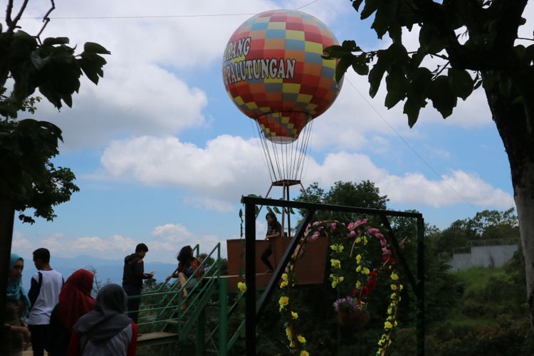 Salah satu wisata dataran tingginKuningan yang menyuguhkan atraksi pemandangan Gunung Ciremai, dengan beberapa tempat berfoto unik, ada di Jurang Landung bagian dari kawasan Curug Landung, Kuningan, Jawa Barat.