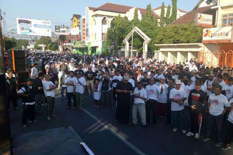 Peserta jalan sehat umat Islam Solo Raya memakai kaus #2019GantiPresiden di Solo, Jawa Tengah, Minggu (1/7/2018).