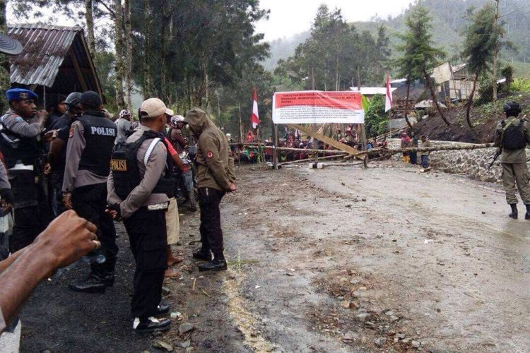 Warga melakukan blokade jalan Trans Wamena-Tolikara sebagai buntut ketidakpuasan terhadap hasil Pilkada Papua.